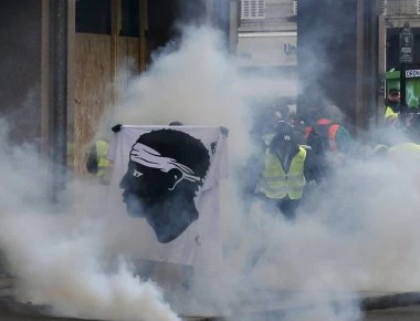 Δεν υποχωρούν τα «Κίτρινα Γιλέκα»- Κατακλύζουν ξανά τους δρόμους αύριο (φωτο)